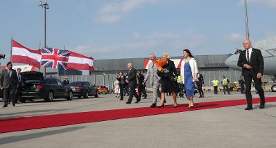 Am 5. April 2017 begr&uuml;&szlig;te Staatssekret&auml;rin Muna Duzdar Seine K&ouml;nigliche Hoheit den Prince of Wales und Ihre K&ouml;nigliche Hoheit die Duchess of Cornwall am Flughafen Wien.