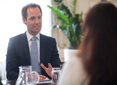 Am 11. April 2017 empfing Staatssekret&auml;rin Muna Duzdar den Leiter der UNHCR Christoph Pinter (im Bild) zu einem Arbeitsgespr&auml;ch.