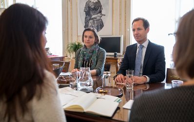 Am 11. April 2017 empfing Staatssekret&auml;rin Muna Duzdar den Leiter der UNHCR Christoph Pinter (r.) zu einem Arbeitsgespr&auml;ch.