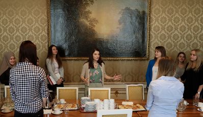 Am 27. April 2017 begr&uuml;&szlig;te Staatssekret&auml;rin Muna Duzdar (im Bild) Sch&uuml;lerinnen der HAK G&auml;nserndorf zum Girls' Day im Bundeskanzleramt.