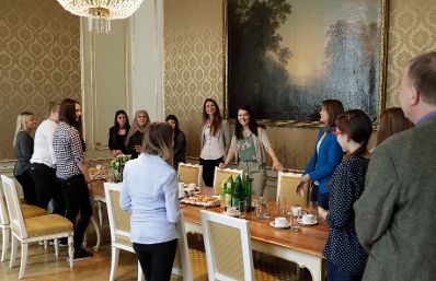 Am 27. April 2017 begr&uuml;&szlig;te Staatssekret&auml;rin Muna Duzdar (im Bild) Sch&uuml;lerinnen der HAK G&auml;nserndorf zum Girls' Day im Bundeskanzleramt.