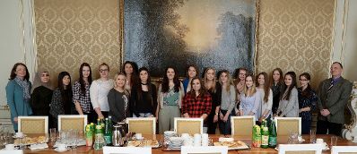 Am 27. April 2017 begr&uuml;&szlig;te Staatssekret&auml;rin Muna Duzdar (im Bild) Sch&uuml;lerinnen der HAK G&auml;nserndorf zum Girls' Day im Bundeskanzleramt.