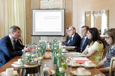 Am 2. Juni 2017 nahm Staatssekret&auml;rin Muna Duzdar (r.) an der Pr&auml;sentation &quot;E-Government Austria - today and tomorrow&quot; teil. Im Bild mit Andrus Ansip (l.), Vizepr&auml;sident der Europ&auml;ischen Kommission und Kommissar f&uuml;r den digitalen Binnenmarkt.