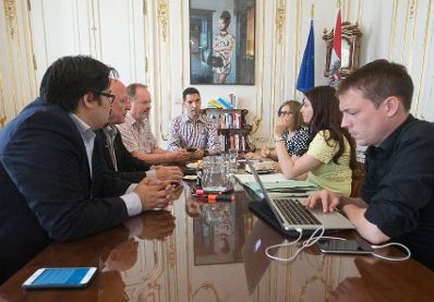 Am 2. Juni 2017 lud Staatssekret&auml;rin Muna Duzdar (im Bild) zu einer Besprechung zum Thema &quot;Hass im Netz&quot; in ihr B&uuml;ro.