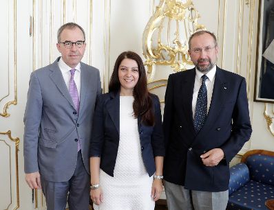 Am 12. Juni 2017 empfing Staatssekret&auml;rin Muna Duzdar (m.) den Pr&auml;sidenten der Notariatskammer f&uuml;r Wien, Nieder&ouml;sterreich und Burgenland Michael Lunzer (r.) und den Generalsekret&auml;r Christian Sonnweber (l.) in ihrem B&uuml;ro.