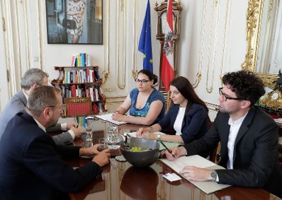 Am 12. Juni 2017 empfing Staatssekret&auml;rin Muna Duzdar (im Bild) den Pr&auml;sidenten der Notariatskammer f&uuml;r Wien, Nieder&ouml;sterreich und Burgenland Michael Lunzer und den Generalsekret&auml;r Christian Sonnweber in ihrem B&uuml;ro.