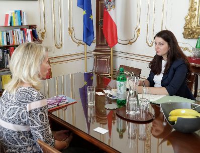 Am 12. Juni 2017 empfing Staatssekret&auml;rin Muna Duzdar (r.) die Gesch&auml;ftsf&uuml;hrerin der Wiener Tafel Alexandra Gruber (l.).