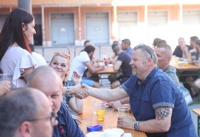 Am 14. Juni 2017 besuchte Staatssekret&auml;rin Muna Duzdar das Hoffest der WEGA in der Rossauer Kaserne.