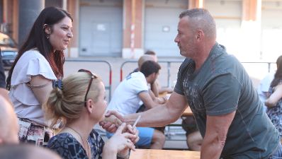 Am 14. Juni 2017 besuchte Staatssekret&auml;rin Muna Duzdar das Hoffest der WEGA in der Rossauer Kaserne.