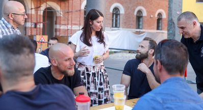 Am 14. Juni 2017 besuchte Staatssekret&auml;rin Muna Duzdar das Hoffest der WEGA in der Rossauer Kaserne.