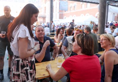 Am 14. Juni 2017 besuchte Staatssekret&auml;rin Muna Duzdar das Hoffest der WEGA in der Rossauer Kaserne.
