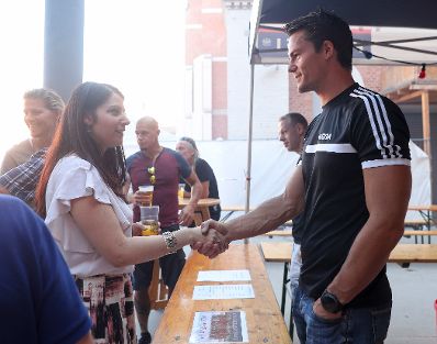 Am 14. Juni 2017 besuchte Staatssekret&auml;rin Muna Duzdar das Hoffest der WEGA in der Rossauer Kaserne.