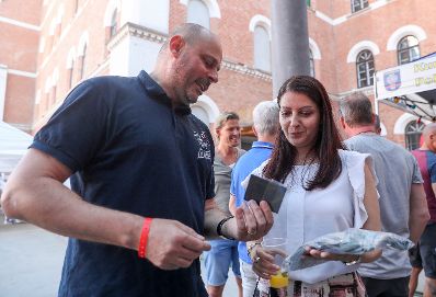Am 14. Juni 2017 besuchte Staatssekret&auml;rin Muna Duzdar das Hoffest der WEGA in der Rossauer Kaserne.