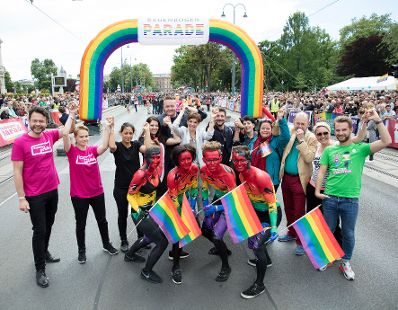 Am 17. Juni 2017 nahm Staatssekret&auml;rin Muna Duzdar an der Regenbogenparade 2017 in Wien teil.
