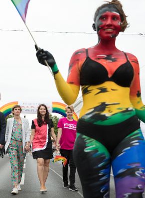 Am 17. Juni 2017 nahm Staatssekret&auml;rin Muna Duzdar (r.) an der Regenbogenparade 2017 in Wien teil. Im Bild mit der Gesundheitsministerin Pamela Rendi-Wagner (l.).