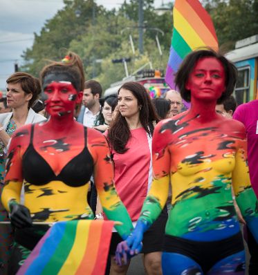 Am 17. Juni 2017 nahm Staatssekret&auml;rin Muna Duzdar an der Regenbogenparade 2017 in Wien teil.