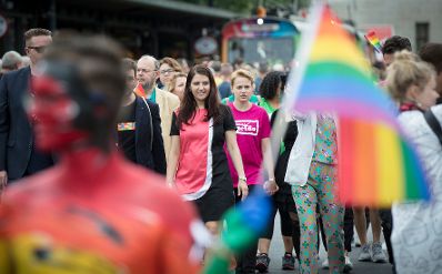 Am 17. Juni 2017 nahm Staatssekret&auml;rin Muna Duzdar an der Regenbogenparade 2017 in Wien teil.