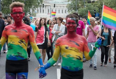 Am 17. Juni 2017 nahm Staatssekret&auml;rin Muna Duzdar (l.) an der Regenbogenparade 2017 in Wien teil. Im Bild mit der Gesundheitsministerin Pamela Rendi-Wagner (r.).