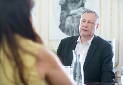 Am 21. Juni 2017 empfing Staatssekret&auml;rin Muna Duzdar (l.) Mitglieder der Buddhistischen Religionsgesellschaft zu deren Antrittsbesuch. Im Bild mit Heinz Vettermann (r.).