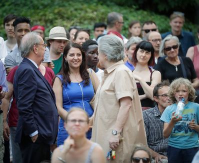 Am 27. Juni 2017 besuchte Staatssekret&auml;rin Muna Duzdar (l.) die Geburtstagsfeier von Ute Bock.