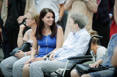 Am 27. Juni 2017 besuchte Staatssekret&auml;rin Muna Duzdar (l.) die Geburtstagsfeier von Ute Bock (r.).