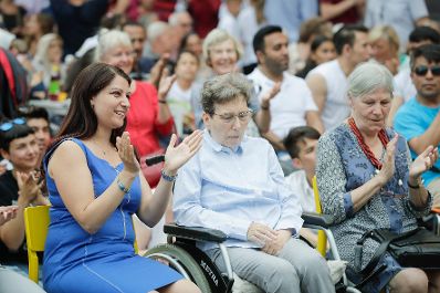 Am 27. Juni 2017 besuchte Staatssekret&auml;rin Muna Duzdar (l.) die Geburtstagsfeier von Ute Bock (r.).