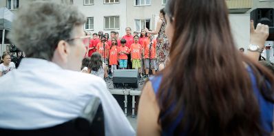 Am 27. Juni 2017 besuchte Staatssekret&auml;rin Muna Duzdar (r.) die Geburtstagsfeier von Ute Bock (l.).