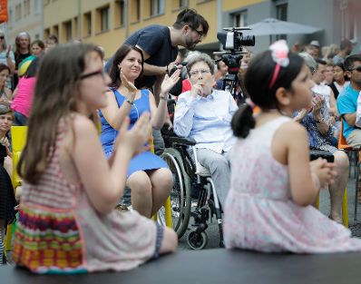 Am 27. Juni 2017 besuchte Staatssekret&auml;rin Muna Duzdar (l.) die Geburtstagsfeier von Ute Bock (r.).
