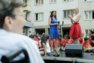 Am 27. Juni 2017 besuchte Staatssekret&auml;rin Muna Duzdar (l.) die Geburtstagsfeier von Ute Bock.