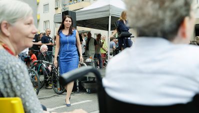 Am 27. Juni 2017 besuchte Staatssekret&auml;rin Muna Duzdar (im Bild) die Geburtstagsfeier von Ute Bock.