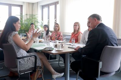 Am 26. Juni 2017 besuchte Staatssekret&auml;rin Muna Duzdar (l.) den Samariterbund. Im Bild mit dem Samariterbund-Gesch&auml;ftsf&uuml;hrer Reinhard Hundsm&uuml;ller (r.).