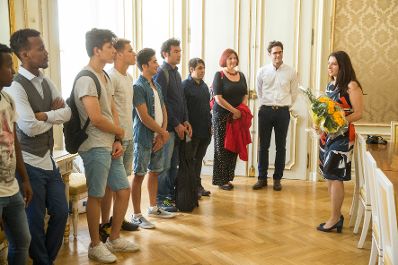 Am 30. Juni 2017 empfing Staatssekret&auml;rin Muna Duzdar (r.) eine Gruppe Kursteilnehmer des &quot;Projekt UKI&quot;.