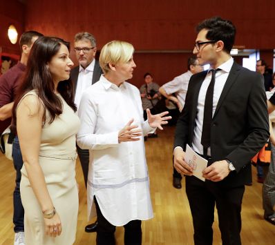 Am 3. Juli 2017 nahm Staatssekret&auml;rin Muna Duzdar (l.) an der Veranstaltung 1. Jahr Jugendcollege teil.