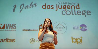 Am 3. Juli 2017 nahm Staatssekret&auml;rin Muna Duzdar (im Bild) an der Veranstaltung 1. Jahr Jugendcollege teil.