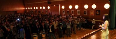 Am 3. Juli 2017 nahm Staatssekret&auml;rin Muna Duzdar (r.) an der Veranstaltung 1. Jahr Jugendcollege teil.