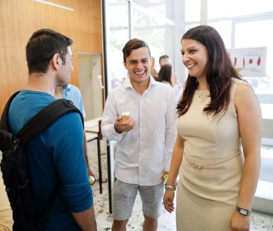 Am 3. Juli 2017 nahm Staatssekret&auml;rin Muna Duzdar (r.) an der Veranstaltung 1. Jahr Jugendcollege teil.