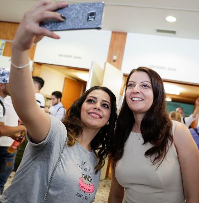 Am 3. Juli 2017 nahm Staatssekret&auml;rin Muna Duzdar (r.) an der Veranstaltung 1. Jahr Jugendcollege teil.