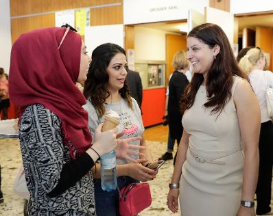 Am 3. Juli 2017 nahm Staatssekret&auml;rin Muna Duzdar (r.) an der Veranstaltung 1. Jahr Jugendcollege teil.