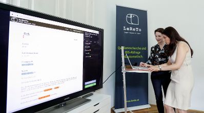 Am 3. Juli 2017 besuchte Staatssekret&auml;rin Muna Duzdar (r.) das Start-Up LeReTo. Im Bild mit der CEO LeReTo Veronika Haberler (l.).