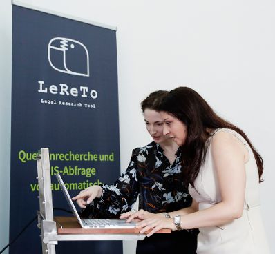 Am 3. Juli 2017 besuchte Staatssekret&auml;rin Muna Duzdar (r.) das Start-Up LeReTo. Im Bild mit der CEO LeReTo Veronika Haberler (l.).
