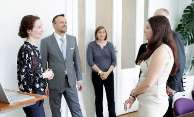 Am 3. Juli 2017 besuchte Staatssekret&auml;rin Muna Duzdar (r.) das Start-Up LeReTo. Im Bild mit der CEO LeReTo Veronika Haberler (l.) und dem Gesch&auml;ftspartner Peter Melicharek (m.l.).