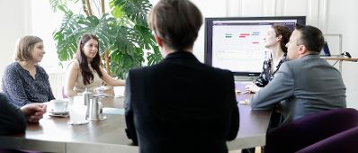 Am 3. Juli 2017 besuchte Staatssekret&auml;rin Muna Duzdar (2.v.l.) das Start-Up LeReTo. Im Bild mit der CEO LeReTo Veronika Haberler (2.v.r.) und dem Gesch&auml;ftspartner Peter Melicharek (r.).