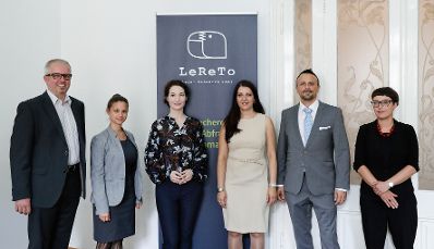 Am 3. Juli 2017 besuchte Staatssekret&auml;rin Muna Duzdar (m.r.) das Start-Up LeReTo. Im Bild mit der CEO LeReTo Veronika Haberler (m.l.) und dem Gesch&auml;ftspartner Peter Melicharek (2.v.r.).