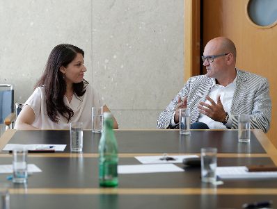 Am 11. Juli 2017 besuchte Staatssekret&auml;rin Muna Duzdar (im Bild) das Roma Medienausbildungsprojekt im ORF Funkhaus.