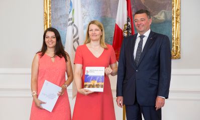 Am 17. Juli 2017 hielten Staatssekret&auml;rin Muna Duzdar (l.) und Verkehrsminister J&ouml;rg Leichtfried (r.) gemeinsam mit der Stellvertretenden Generalsekret&auml;rin der OECD Mari Kiviniemi (m.) eine Pressekonferenz zum Thema "OECD-L&auml;nderbericht 2017".