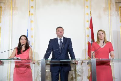 Am 17. Juli 2017 hielten Staatssekret&auml;rin Muna Duzdar (l.) und Verkehrsminister J&ouml;rg Leichtfried (m.) gemeinsam mit der Stellvertretenden Generalsekret&auml;rin der OECD Mari Kiviniemi (r.) eine Pressekonferenz zum Thema "OECD-L&auml;nderbericht 2017".
