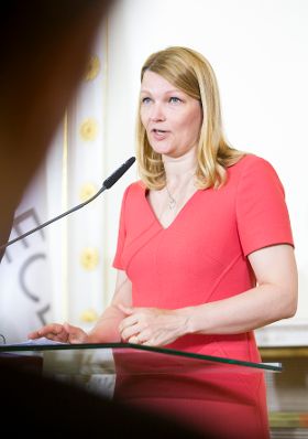 Am 17. Juli 2017 hielten Staatssekret&auml;rin Muna Duzdar und Verkehrsminister J&ouml;rg Leichtfried gemeinsam mit der Stellvertretenden Generalsekret&auml;rin der OECD Mari Kiviniemi (im Bild) eine Pressekonferenz zum Thema "OECD-L&auml;nderbericht 2017".