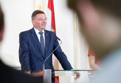 Am 17. Juli 2017 hielten Staatssekret&auml;rin Muna Duzdar und Verkehrsminister J&ouml;rg Leichtfried (im Bild) gemeinsam mit der Stellvertretenden Generalsekret&auml;rin der OECD Mari Kiviniemi eine Pressekonferenz zum Thema "OECD-L&auml;nderbericht 2017".