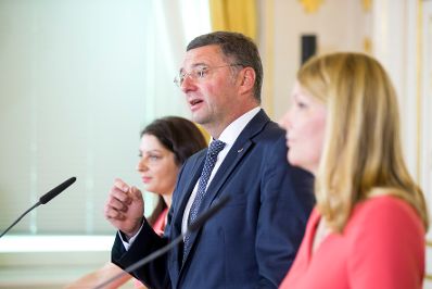 Am 17. Juli 2017 hielten Staatssekret&auml;rin Muna Duzdar und Verkehrsminister J&ouml;rg Leichtfried (im Bild) gemeinsam mit der Stellvertretenden Generalsekret&auml;rin der OECD Mari Kiviniemi eine Pressekonferenz zum Thema "OECD-L&auml;nderbericht 2017".