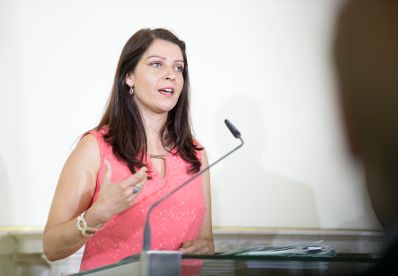 Am 17. Juli 2017 hielten Staatssekret&auml;rin Muna Duzdar (im Bild) und Verkehrsminister J&ouml;rg Leichtfried gemeinsam mit der Stellvertretenden Generalsekret&auml;rin der OECD Mari Kiviniemi eine Pressekonferenz zum Thema "OECD-L&auml;nderbericht 2017".